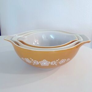 Set of 3 Vintage Pyrex “Butterfly Gold” Cinderella Mixing Bowls